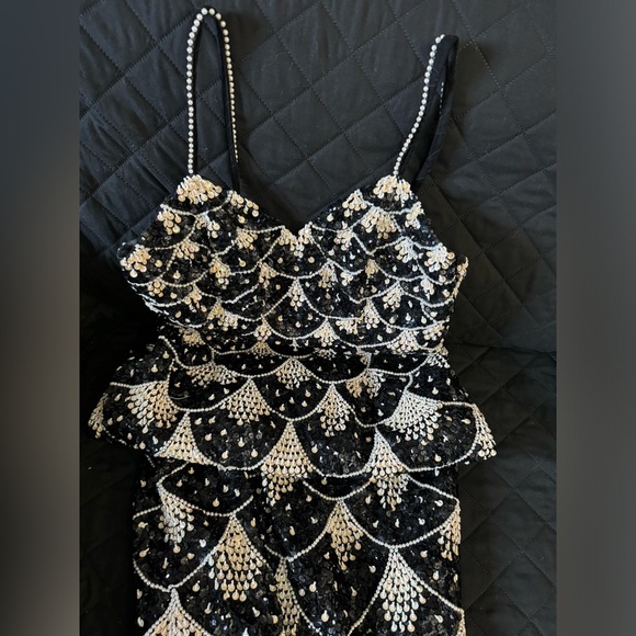 Sequence! Beautiful long gown , extravagant details. - Picture 2 of 6